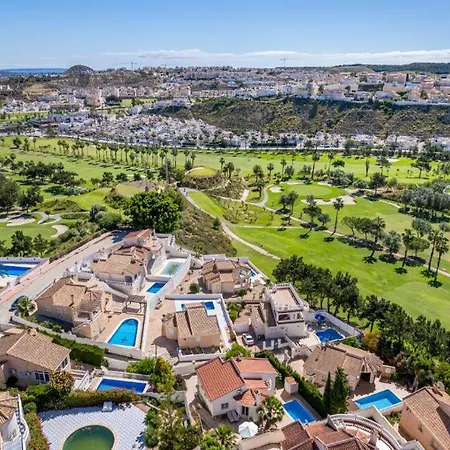 4 Bed Near Golf Course فيلة سيوداد كيسادا