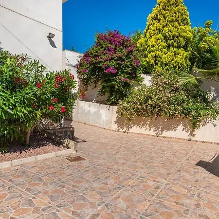 4 Bed Near Golf Course فيلة
