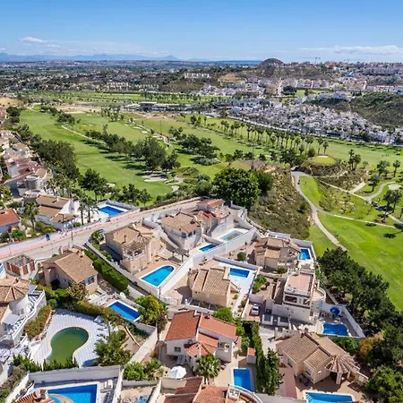 4 Bed Near Golf Course فيلة