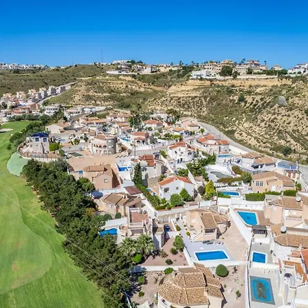 4 Bed Near Golf Course
