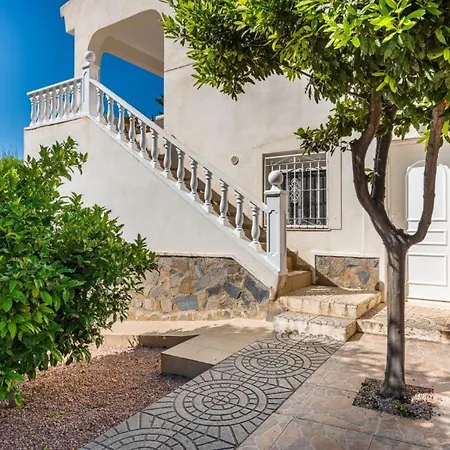 فيلة 4 Bed Near Golf Course *