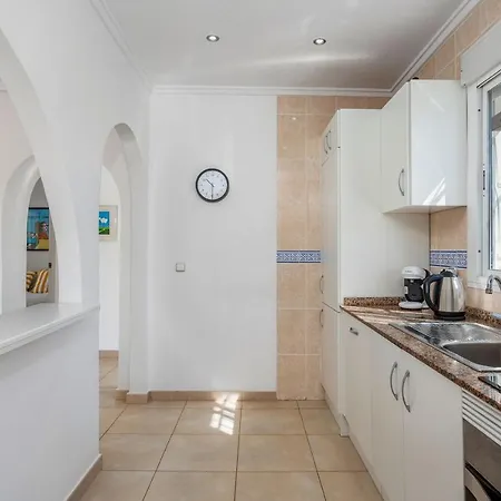4 Bed Near Golf Course Βίλα